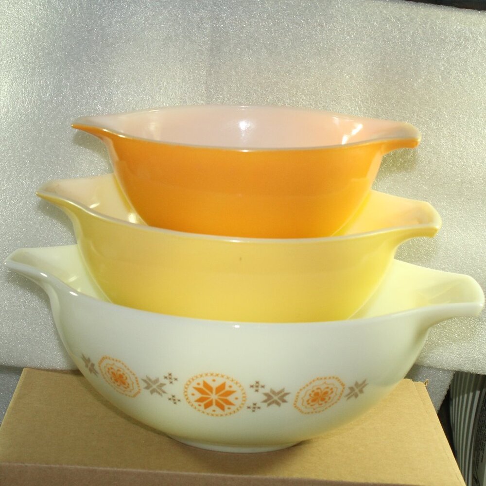 Set of 3 Vtg 1960's Pyrex Town & Country Cinderella Mixing Bowls 444, 443, 442